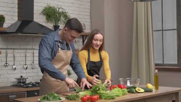 Šťastný Pár Doma Užívá Vaření Pohled Mladého Muže Jak Krájí — Stock video