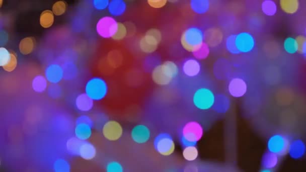 抽象的な色の円をきらめく焦点を当てたクリスマスライトビデオ 赤い妖精のライト フォーカス休日の背景クリスマスツリーのうち クリスマスツリーからの光のボケ クリスマスと新年のテーマ — ストック動画