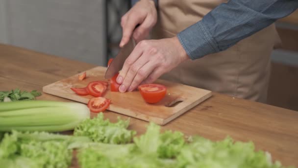 Primer Plano Plano Hombre Manos Rebanando Verduras Tabla Cortar Madera — Vídeo de stock