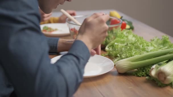 吃素沙拉的人吃蔬菜沙拉的人运动营养和健康饮食 在家里吃饭 — 图库视频影像