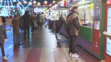 Kyiv, Ukrayna, 09 Ocak 2021: Noel tatilleri, Podyl, insanlar gıda reyonundan yiyecek satın alıyorlar. Noel sokak fuarları