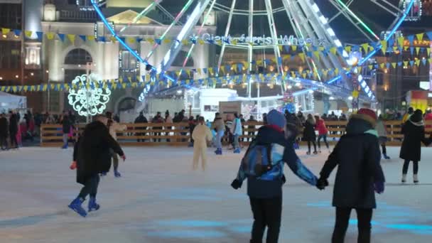 우크라이나 Kyiv January 2021 Christmas Holiday Podyl People Defocus Skating — 비디오