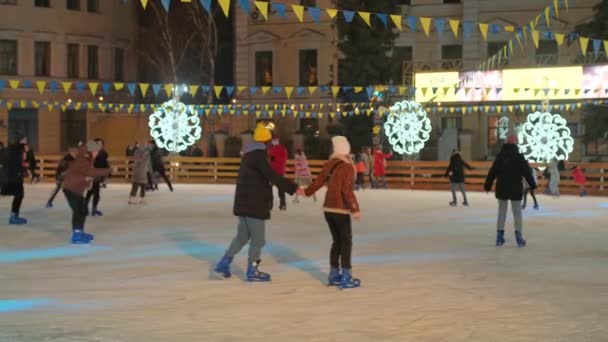 Kyiv Ukraine January 2021 Christmas Holidays Podyl People Defocus Skating — Stock Video