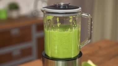 Blender Smoothie yeşil renkli makro görüntü, yavaş çekimde pişirme. sağlıklı gıda konsepti