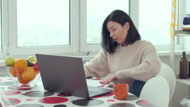 ノートパソコンでビデオ通話中の白人成人女性オンラインウェビナートレーニング遠隔ウェブチャットでの会議 家からの仕事 — ストック動画