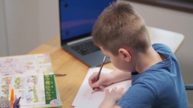 Okula dönüş, çevrimiçi öğrenme, uzaklık dersi, evde eğitim, okul çocukları için teknoloji, iş konferansı. Çocuklar evde dizüstü bilgisayarda ödev yapıyor.