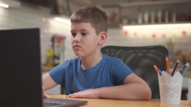 Okula dönüş, çevrimiçi öğrenme, uzaklık dersi, evde eğitim, okul çocukları için teknoloji, iş konferansı. Çocuklar evde dizüstü bilgisayarda ödev yapıyor.