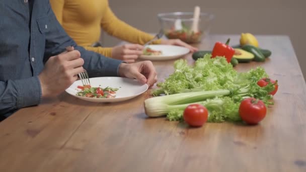 Mari Femme Sont Assis Dans Cuisine Maison Couple Manger Salade — Video