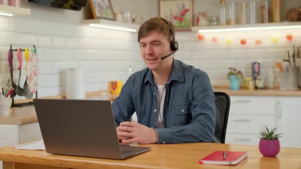 Uśmiechnięty Biznesmen Nosi Bezprzewodowe Słuchawki Podczas Konferencji Wideo Laptopie Mężczyzna — Wideo stockowe