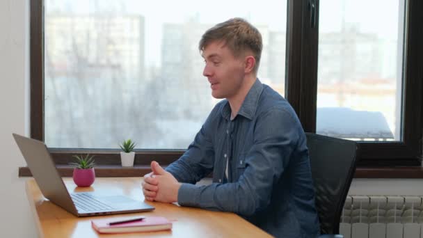 Jovem se comunicando por conferência vídeo chamada falar olhando para laptop em casa escritório, vídeo chat distância curso de idiomas classe com professor on-line — Vídeo de Stock