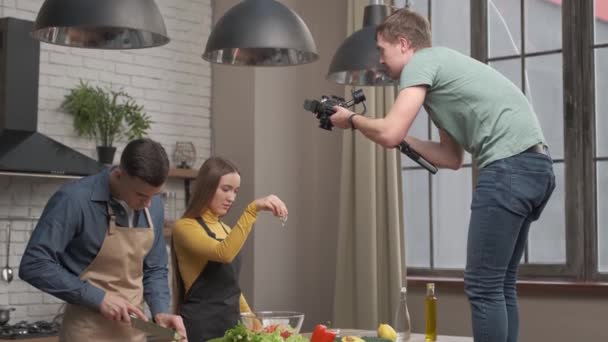 摄影师拍摄厨房场景 恋爱中的夫妻在家里的厨房里准备健康的饭菜 Vloggers射击内容 — 图库视频影像