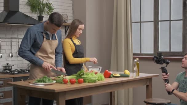 Videograaf Filmt Keuken Scene Paar Liefde Het Bereiden Van Gezonde — Stockvideo