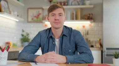 Genç günlük adam blogcusu kameraya bakıyor evde yaşam tarzı vlog 'u kaydediyor, mutlu milenyum adamı konuşuyor haberleri paylaşıyor web kamerasıyla randevulaşma videosu çekiyor