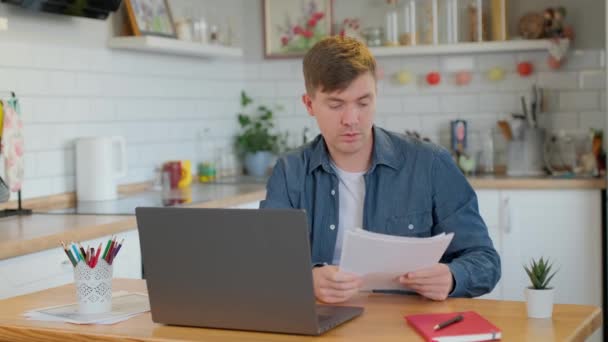 Happy Man Trabalha Casa Usar Laptop Reunião Explicar Uma Equipe — Vídeo de Stock