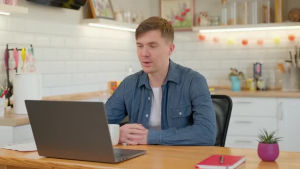 Happy Man Trabalha Casa Usar Laptop Reunião Explicar Uma Equipe — Vídeo de Stock