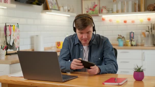 Homem Feliz Está Jogando Videogame Casa Usando Tela Toque Smartphone — Vídeo de Stock