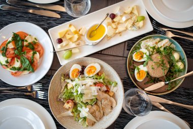 Partiden önce restoranda gümüş çatal bıçak ve cam kadehlerle yemek masası seti servisi. Tabaklarla servis edilir.