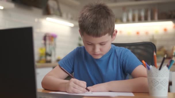 Retrato Niño Aprendiendo Línea Casa Primer Plano Niño Usando Ordenador — Vídeos de Stock
