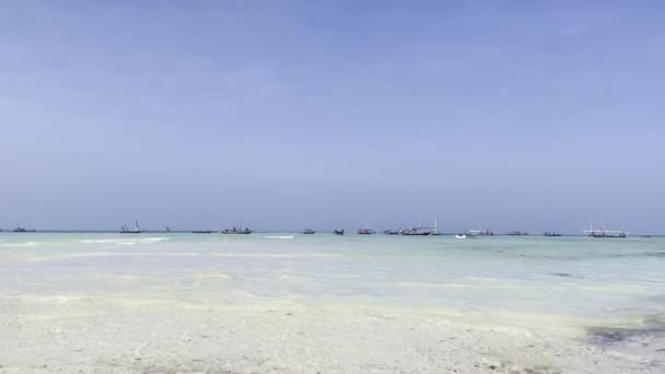 Łodzie Rybackie Turkusowej Wodzie Białej Piaszczystej Plaży Popychane Przez Fale — Wideo stockowe