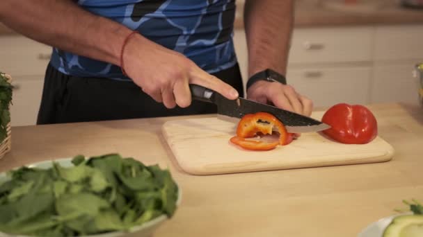 Повар Режет Сладкий Перец Большим Кухонным Ножом Деревянной Кухонной Разделочной — стоковое видео