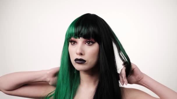 Portré Egy Zöld Fekete Haj Paróka Kiegyenesítése Hosszú Haj Világos — Stock videók
