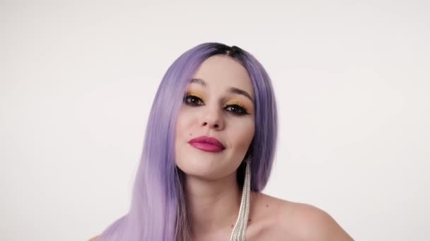 Portrait Caucasian Joyful Stylish Woman Lilac Wig Smiling Camera Light — Stock Video
