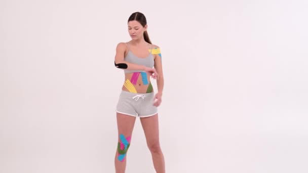 Genç Formda Kadınlar Dirseğinde Elastik Bir Bantla Geziyorlar Işık Arka — Stok video