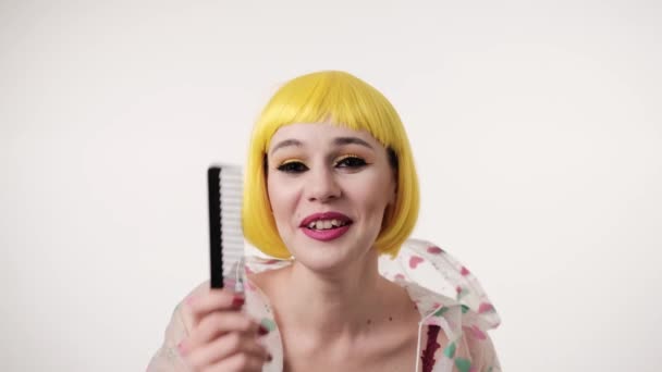 Portret Kobiety Kolorowym Makijażem Futurystycznym Stylu Ubranej Żółtą Perukę Uśmiechniętej — Wideo stockowe