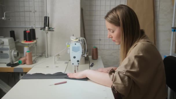 Kadın Terzi Tasarımcısına Yakın Durmak Elbise Dikmek Dikiş Makinesiyle Atölyede — Stok video