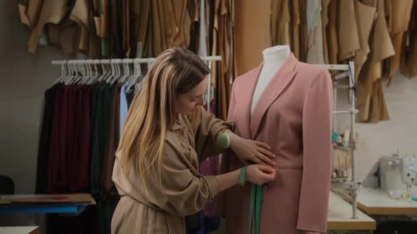 Close Van Vrouwelijke Kleermaker Ontwerper Schetst Kleding Vastgepind Aan Tailoring — Stockvideo