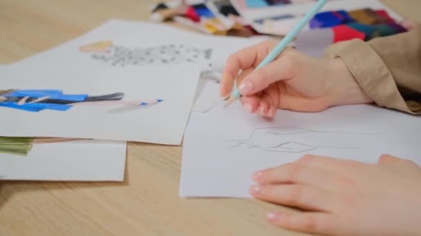 Moda Çizimleri Için Kalem Kağıt Kullanarak Kadın Tasarımcıyı Kapat Terzi — Stok video