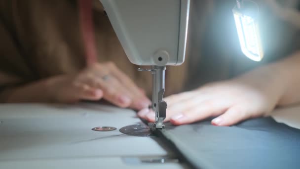 Nähte Der Nähmaschine Schneider Näht Auf Nähmaschine Nahaufnahme Der Frauenhand — Stockvideo