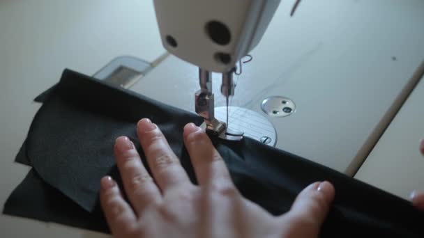 ミシンに縫いつける ミシンでテーラーソー 女性の手と縫製のプロセスのクローズアップ 中小企業ファッションコンセプト — ストック動画