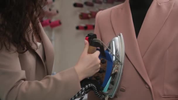 在车间里的一个人偶上 Siview斜下了中等比例的女裁缝蒸汽夹克 裁缝用的是专业的铁蒸汽船 小企业时尚概念 — 图库视频影像