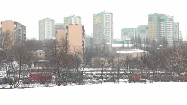 Está Nevando Edifício Típico Vários Andares Coberto Neve Inverno Cidade — Vídeo de Stock