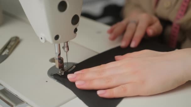 Szycie Maszynie Szycia Krawiec Szyje Maszynę Szycia Zbliżenie Kobiecej Ręki — Wideo stockowe