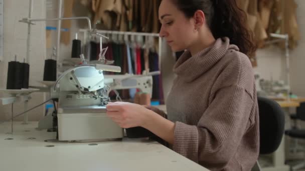 Швея Работает Швейной Машинке Портной Сидит Столом Царапается Швейной Машинке — стоковое видео