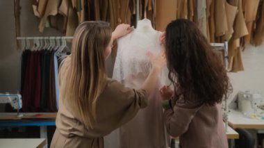 İki profesyonel terzi, tasarımcı ya da terzi manken ya da manken üzerine yeni bir terzi elbisesi için atölyede çalışıyorlar. Moda ve terzilik kavramı