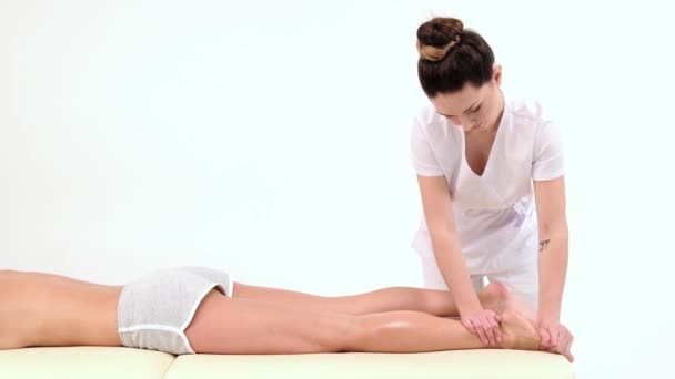 Masseuse Massaging Feet Young Woman Massage Portable Massage Table White — 图库视频影像