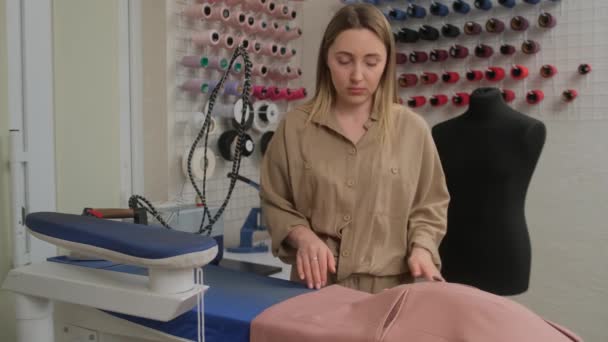 Sastre endereza la chaqueta después de planchar. Concepto de hecho a mano, modisto y tradición. — Vídeo de stock