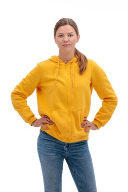 Beyaz arka planda izole edilmiş genç kadın tarzı. Sarı tatlandırıcılı kadın modelin stüdyo portresi