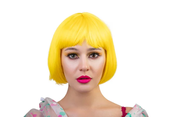 Hipster Κορίτσι Κίτρινο Περούκα Απομονώνονται Λευκό Φόντο Κοντινό Πορτραίτο Χαρούμενης — Φωτογραφία Αρχείου
