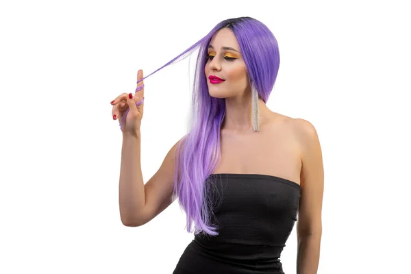 美丽的年轻姑娘的画像 有着华丽的妆容和紫色的假发 与白色背景隔离 时尚的概念 女人的手指上缠着一个卷曲 — 图库照片