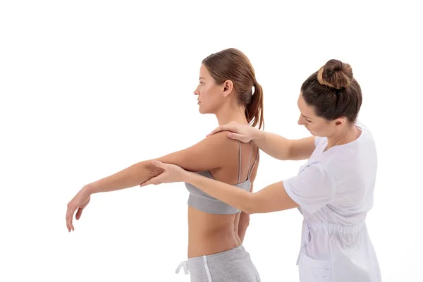 Paciente Femenina Fisioterapia Haciendo Ejercicios Físicos Con Quiropráctico Aislado Sobre — Foto de Stock