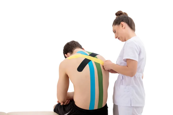 Physiotherapeutin Für Junge Frauen Mit Speziellem Physioklebeband Auf Dem Rücken — Stockfoto