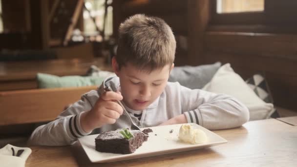 Apetyt Przyjemność Jedzenia Zabawny Chłopczyk Jedzący Czekoladowe Ciasteczka Dziecko Apetytem — Wideo stockowe