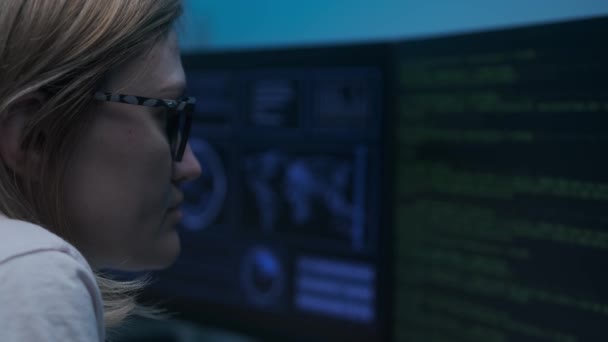 Biała Cyber Policjantka Siedząca Ciemności Przed Komputerem Pracująca Nocy Kobieta — Wideo stockowe