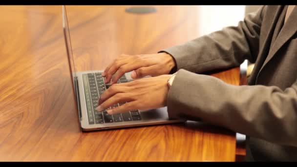 Homme afro-américain utilisateur mains dactylographier sur clavier portable assis à la table, mixte ethnique homme d'affaires hipster étudiant étude professionnelle travailler avec pc concept de technologie logicielle — Video