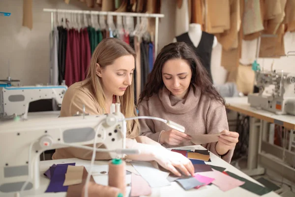 Nahaufnahme weiblicher Modestylistin und Kundin mit Farbmustern von Stoffen bei der Auswahl des Designs für ein neues Kleid, Kopierraum — Stockfoto