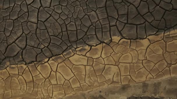 Solo rachado em um deserto secando, timelapse. alterações climáticas globais e seca. tempo de evaporação do solo. terra seca e rachada. aumento das temperaturas, aquecimento global — Vídeo de Stock